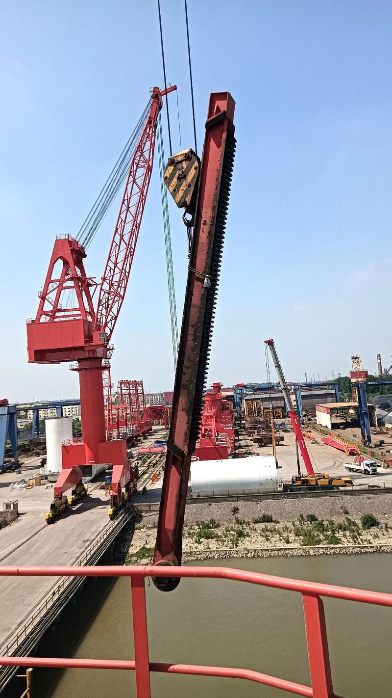 3550門座式起重機(jī)變幅機(jī)構(gòu)排裝齒條維修,誠(chéng)信贏市場(chǎng),品質(zhì)求